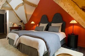 Habitació quàdruple clàssica | Roba de llit d'alta qualitat i decoració individual 