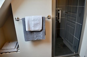 Classic Quadruple Room | Bathroom | Shower, rainfall showerhead, free toiletries, hair dryer