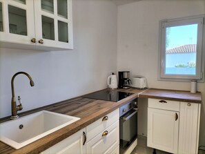 Kjøleskap, mikrobølgeovn, ovn og kokeplater