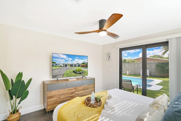 4 habitaciones, escritorio y tabla de planchar con plancha