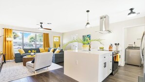 Un apartamento moderno con sala de estar, cocina y comedor.
