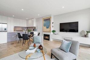 Smart TV, fireplace - Balmoral Bliss - Expansive Views to Iconic Sydney Heads, steps to Balmoral Beach. (Mosman)