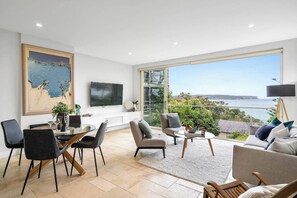 Smart TV, fireplace - Balmoral Bliss - Expansive Views to Iconic Sydney Heads, steps to Balmoral Beach. (Mosman)