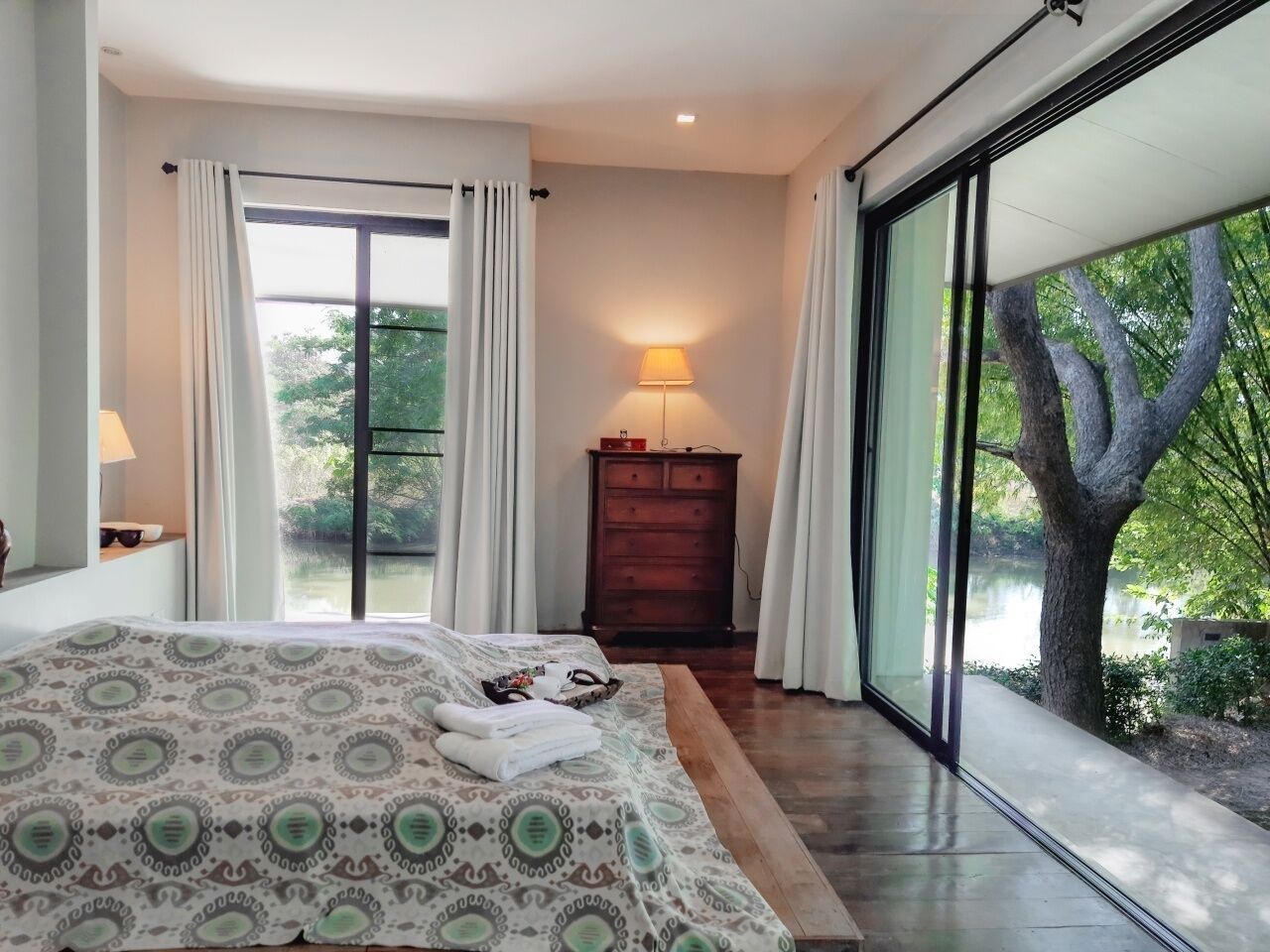 2 bedrooms, internet, bed sheets