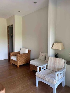 2 bedrooms, internet, bed sheets