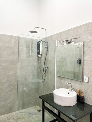 Deluxe Double Room | Bathroom | Free toiletries, towels, soap, shampoo