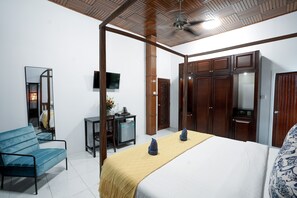 Egyptian cotton sheets, premium bedding, pillow-top beds, in-room safe - The Birdcage Boutique (Phnom Penh)