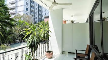 Deluxe Double Room | Living area | 32-inch Smart TV with cable channels, TV, Netflix