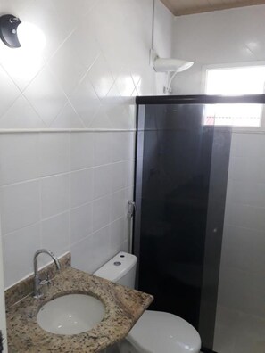 Chuveiro, bidê, toalhas de banho, papel higiênico