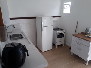 Fogão, cooktop, liquidificador, talheres/pratos/utensílios de cozinha