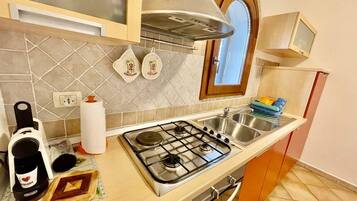 Frigorifero, forno, piano cottura, lavastoviglie