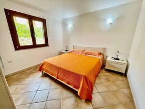 2 bedrooms, travel cot, free WiFi, bed sheets