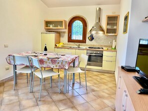 Frigorífic, placa de cuina, rentaplats i cafetera i tetera