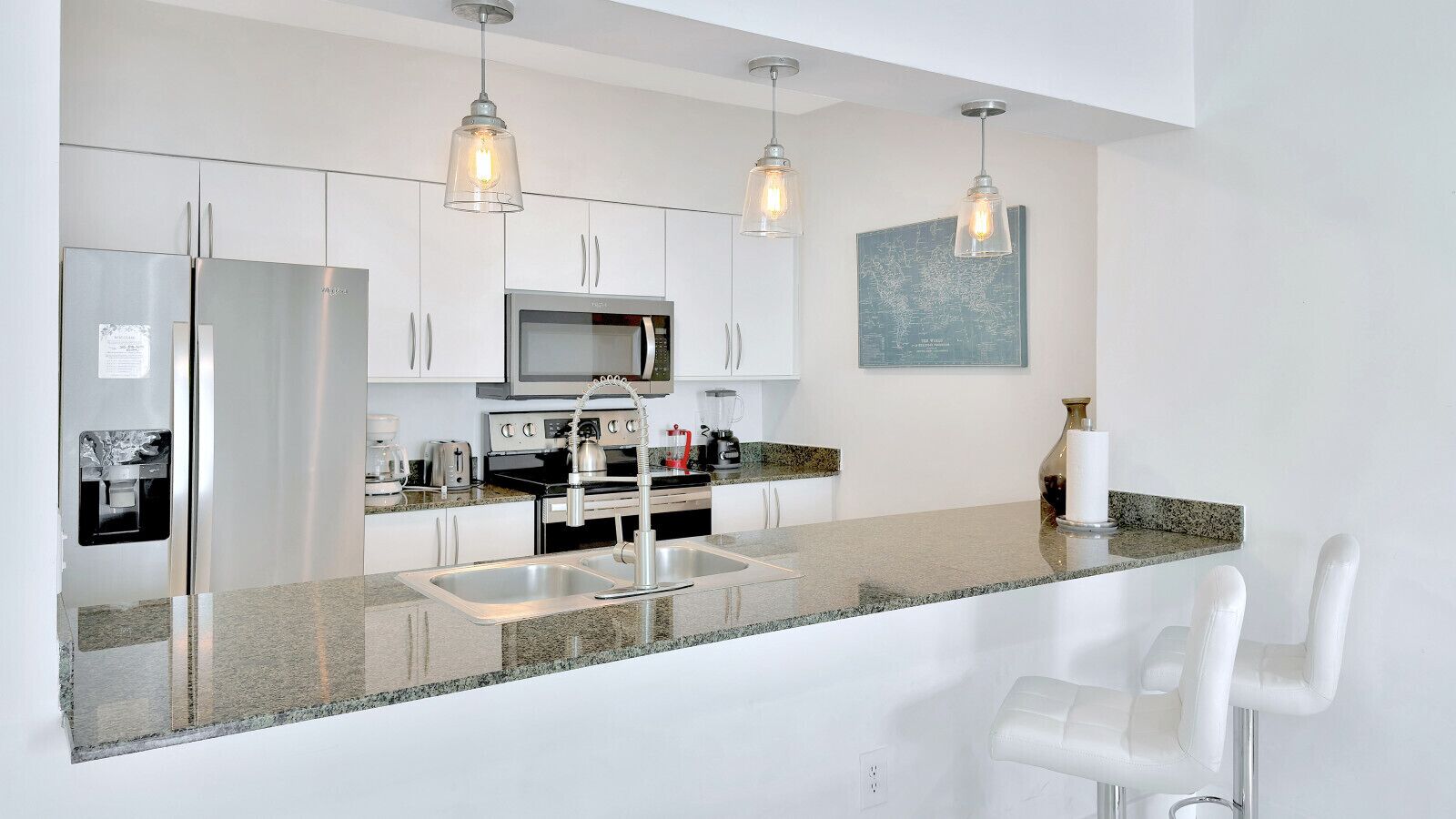 Kjøleskap, mikrobølgeovn, kokeplater og oppvaskmaskin