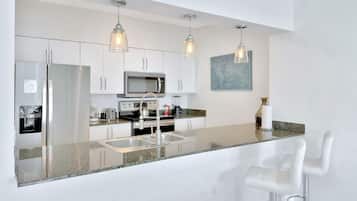 Fridge, microwave, stovetop, dishwasher