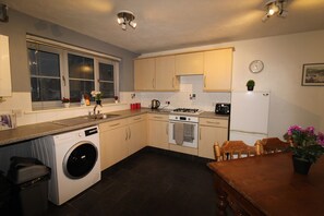 House | Private kitchen | Full-sized fridge, microwave, oven, toaster - Stirling House (Sheffield)