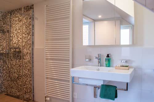 Douche, sèche-cheveux, chauffage par le sol (salle de bains)