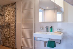 Dusche, Haartrockner, Fußbodenheizung (Badezimmer), Handtücher