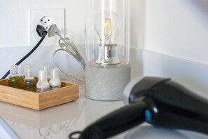 シャワー、ヘアドライヤー、床暖房、タオル