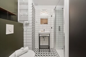 Ducha, artículos de tocador gratuitos, toallas, papel higiénico