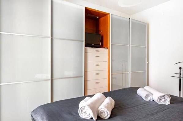 2 bedrooms, WiFi, bed sheets