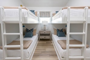 3 slaapkamers, een strijkplank/strijkijzer, gratis wifi, beddengoed