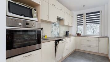 Frigorifero, microonde, forno, piano cottura