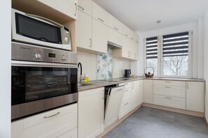 Kjøleskap, mikrobølgeovn, ovn og kokeplater