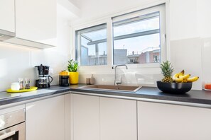 Kjøleskap, mikrobølgeovn, ovn og kokeplater