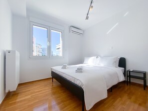 3 quartos, escrivaninha, ferros/tábuas de passar roupa