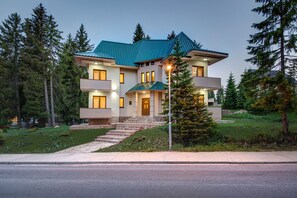 Boendets fasad - kväll/natt