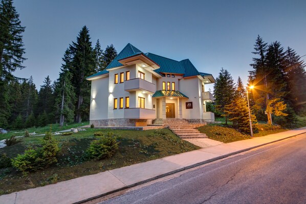 Front of property - evening/night - Apartmani Bijelic (Zabljak)