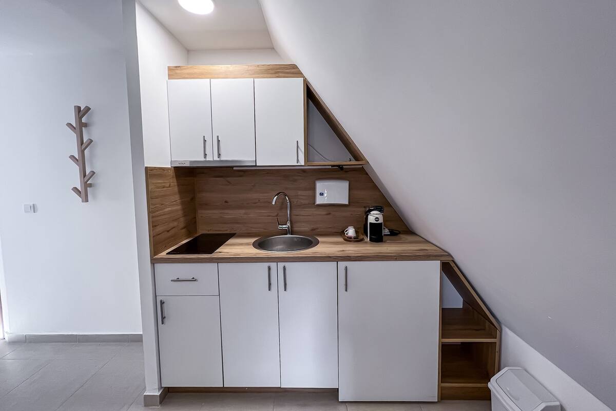 浪漫公寓 (Second Floor Attic (5)) | 私人厨房 | 大冰箱、微波炉、电热水壶、烤面包机