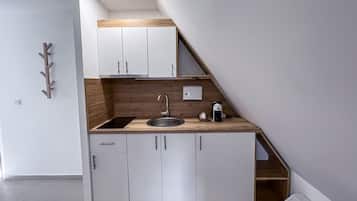 Appartamento Romantico (Second Floor Attic (5)) | Cucina privata | Frigorifero con congelatore, microonde, bollitore elettrico, tostapane