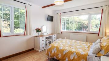 2 kamar tidur dan didekorasi berbeda-beda