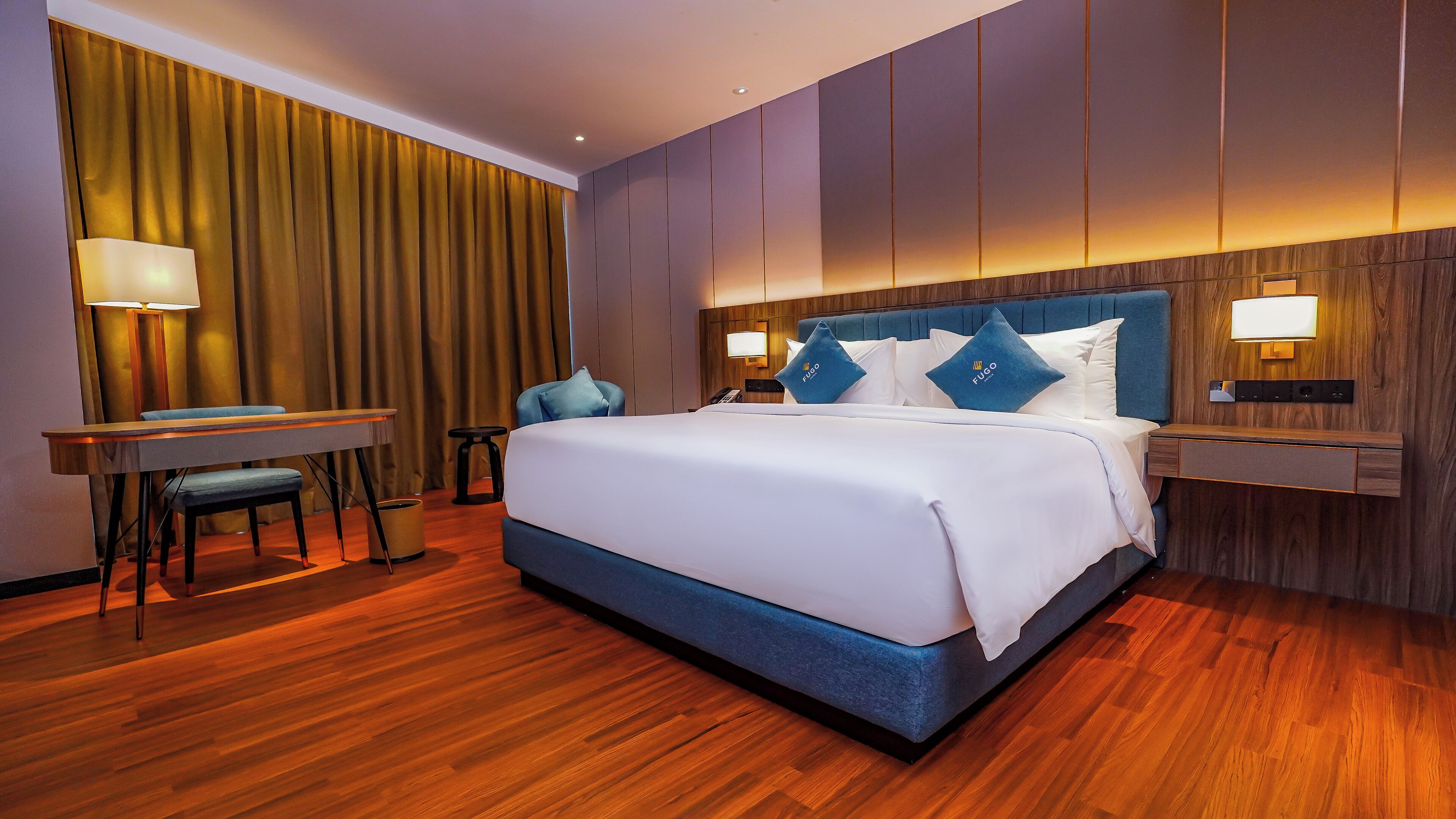 Bàn, giường gấp/giường phụ (phụ phí) 