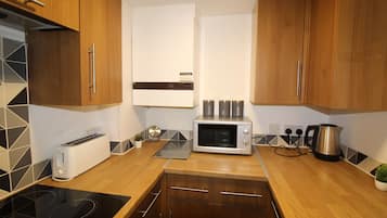 Casa | Cucina privata | Frigorifero con congelatore, microonde, forno, tostapane