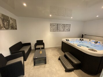 Espace bien ĂȘtre: Spa 6 Personnes avec coins repos et douche.