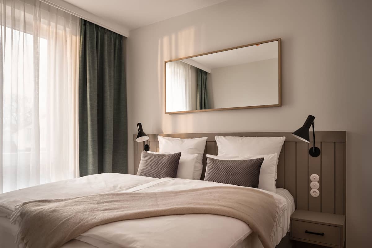 Apartment mit 2 Schlafzimmer | Sengetøy av topp kvalitet, senger med overmadrass og safe på rommet