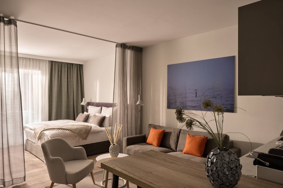 Großes Studio mit seitlichem Meerblick | Oppholdsområde | En 43-tommers smart-TV med kabel-kanaler samt TV og oppvarmet gulv