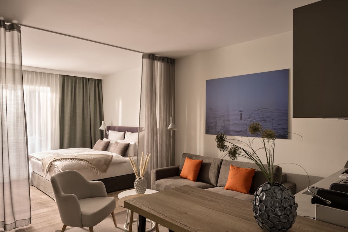 Großes Studio mit seitlichem Meerblick | Living area | 43-inch Smart TV with cable channels, TV, heated floors