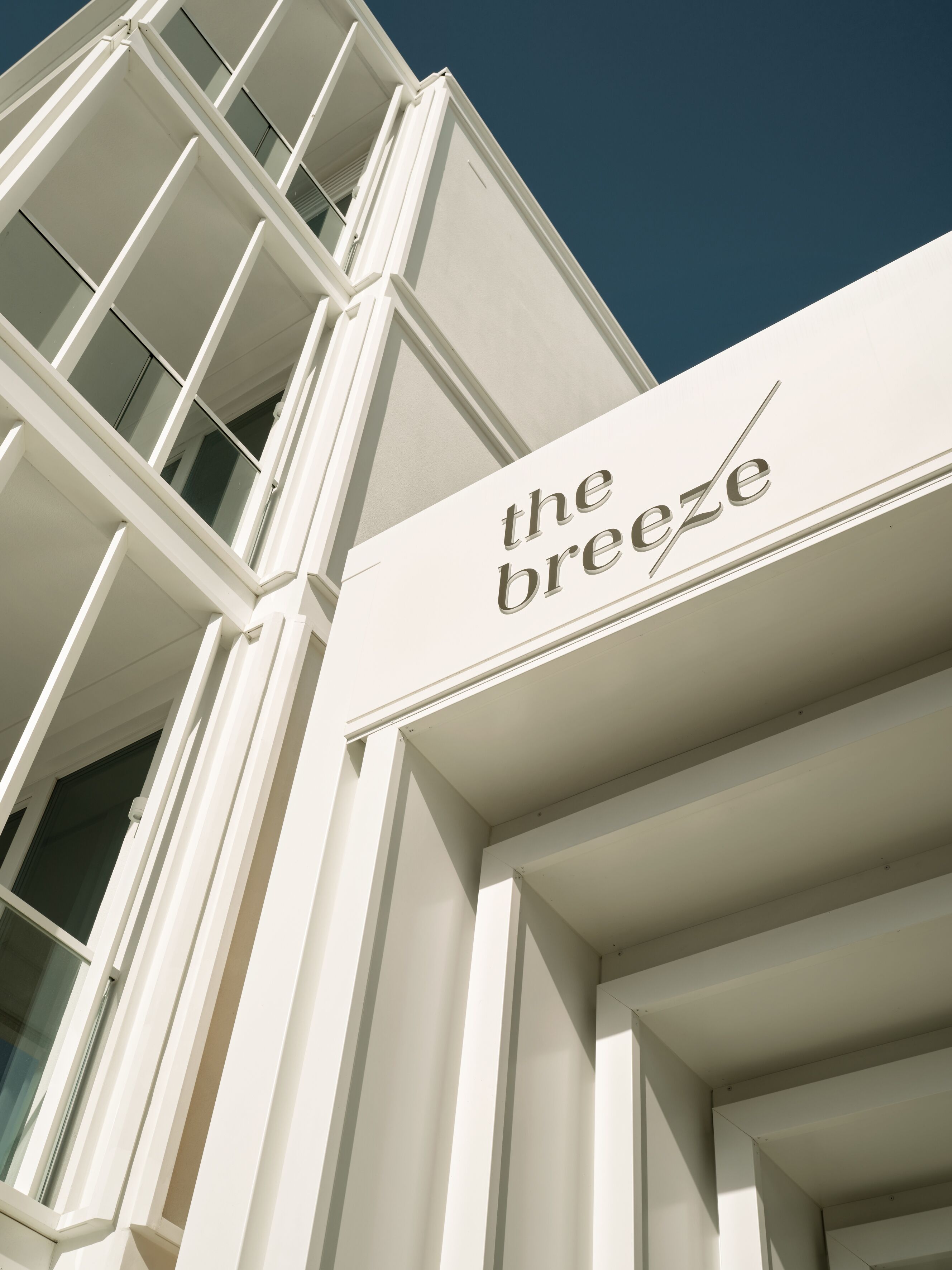 Ein Gebäude mit einem Schild, auf dem 'the breeze' steht.