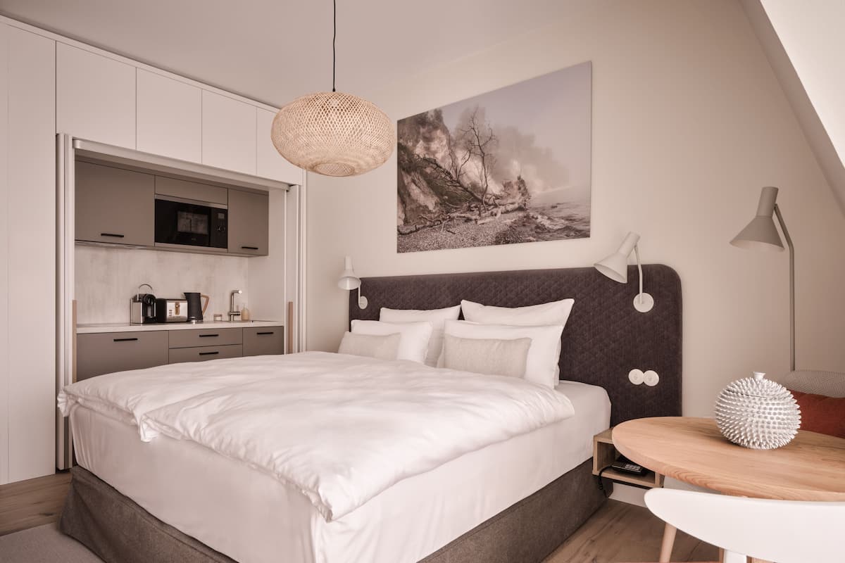 Studio | Premium bedding, pillow-top beds, in-room safe, laptop workspace