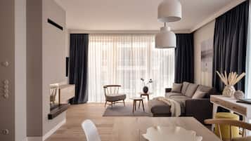 Apartment mit 2 Schlafzimmern und Kamin | ๊ฑฐ์ค ๊ณต๊ฐ | ์ผ์ด๋ธ ์ฑ๋ ์์ฒญ์ด ๊ฐ๋ฅํ 43์ธ์น ์ค๋งํธ TV, TV, ๋ฐ๋ฅ ๋๋ฐฉ/์จ๋