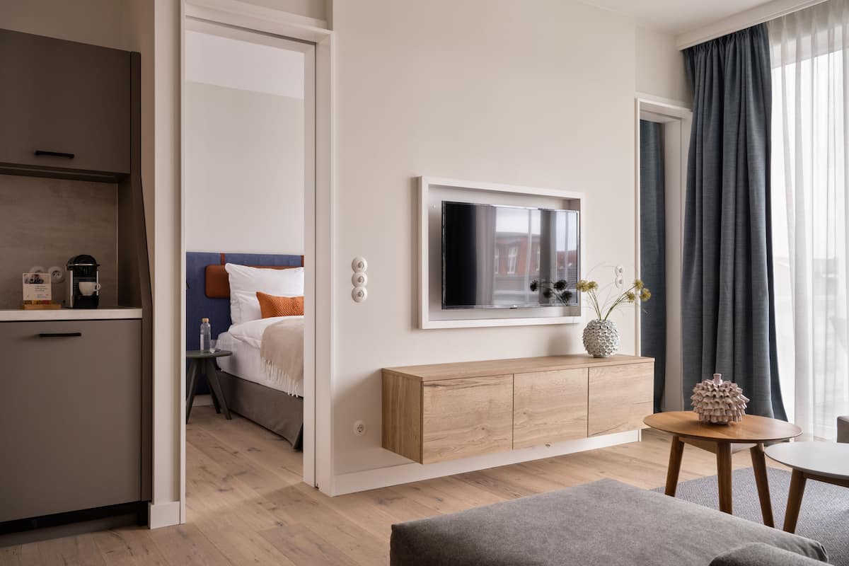 Großes Apartment mit 1 Schlafzimmer und seitlichem Meerblick | Oppholdsområde | En 43-tommers smart-TV med kabel-kanaler samt TV og oppvarmet gulv