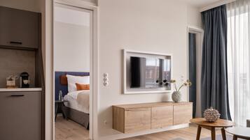 GroĂes Apartment mit 1 Schlafzimmer und seitlichem Meerblick | Wohnbereich | 43-Zoll-Smart-TV mit Kabelempfang, Fernseher, FuĂbodenheizung