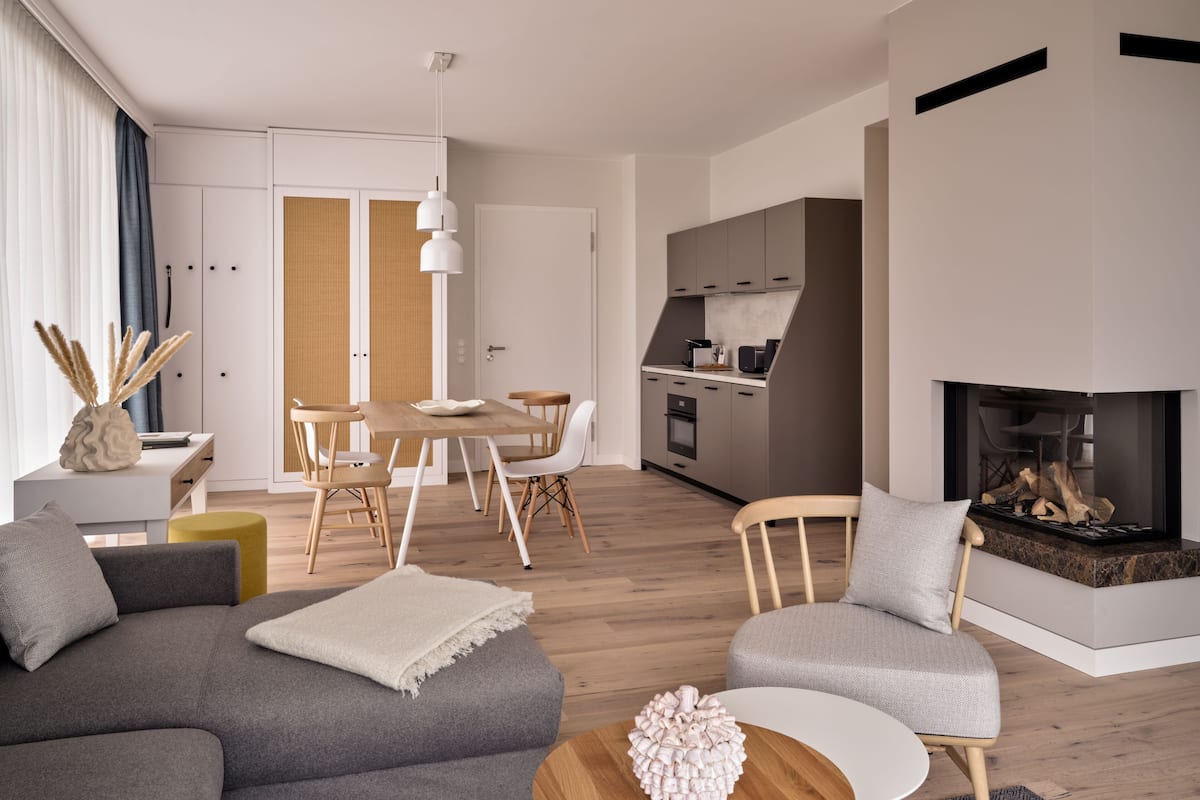 Apartment mit 2 Schlafzimmern und Kamin | Sengetøy av topp kvalitet, senger med overmadrass og safe på rommet