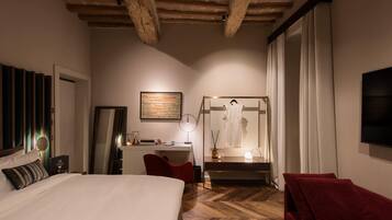 Habitación ejecutiva | Minibar, caja de seguridad en la habitación y escritorio