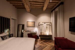 Executive Room | Minibar, in-room safe, desk, blackout drapes - Times Suites Guesthouse (Perugia)