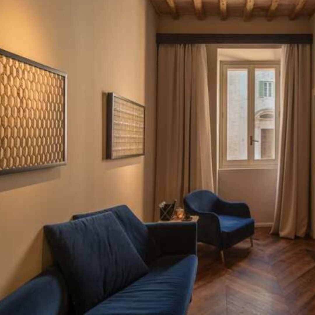 Suite monolocale Luxury | Area soggiorno | TV a schermo piatto 40 pollici con canali digitali, TV